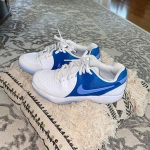 Nike tennis court shoes size 6